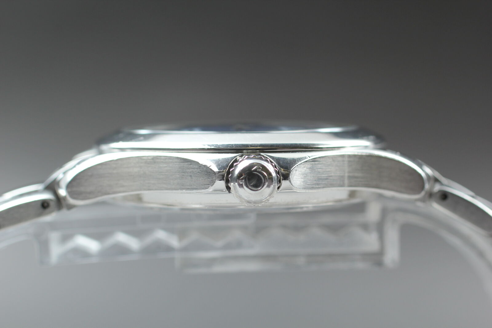 5680300