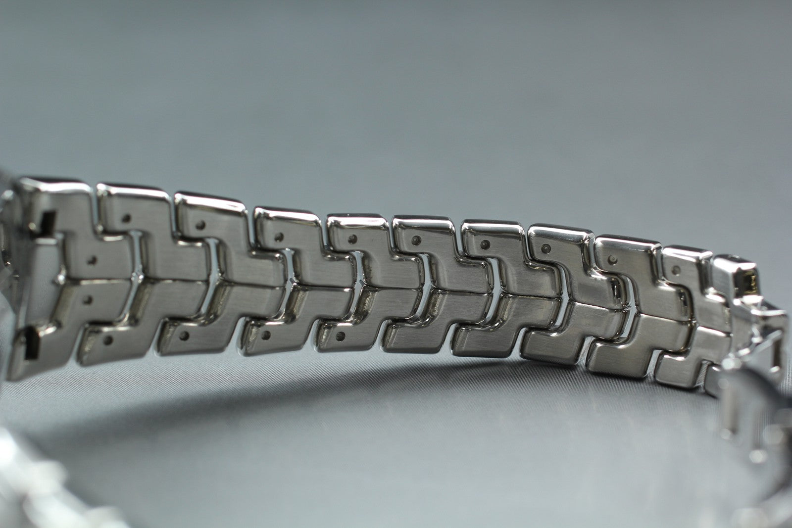 7609400