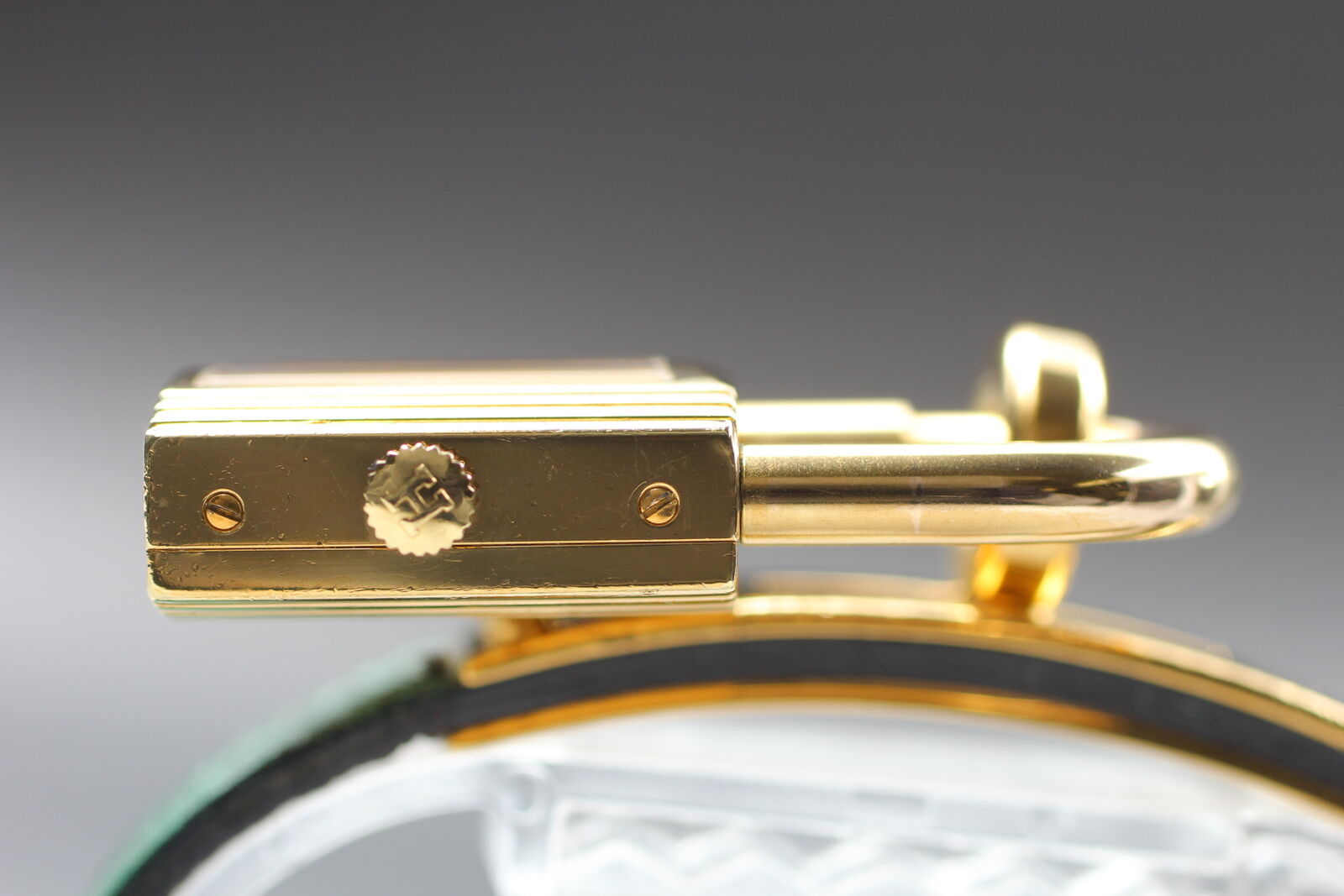 5680305