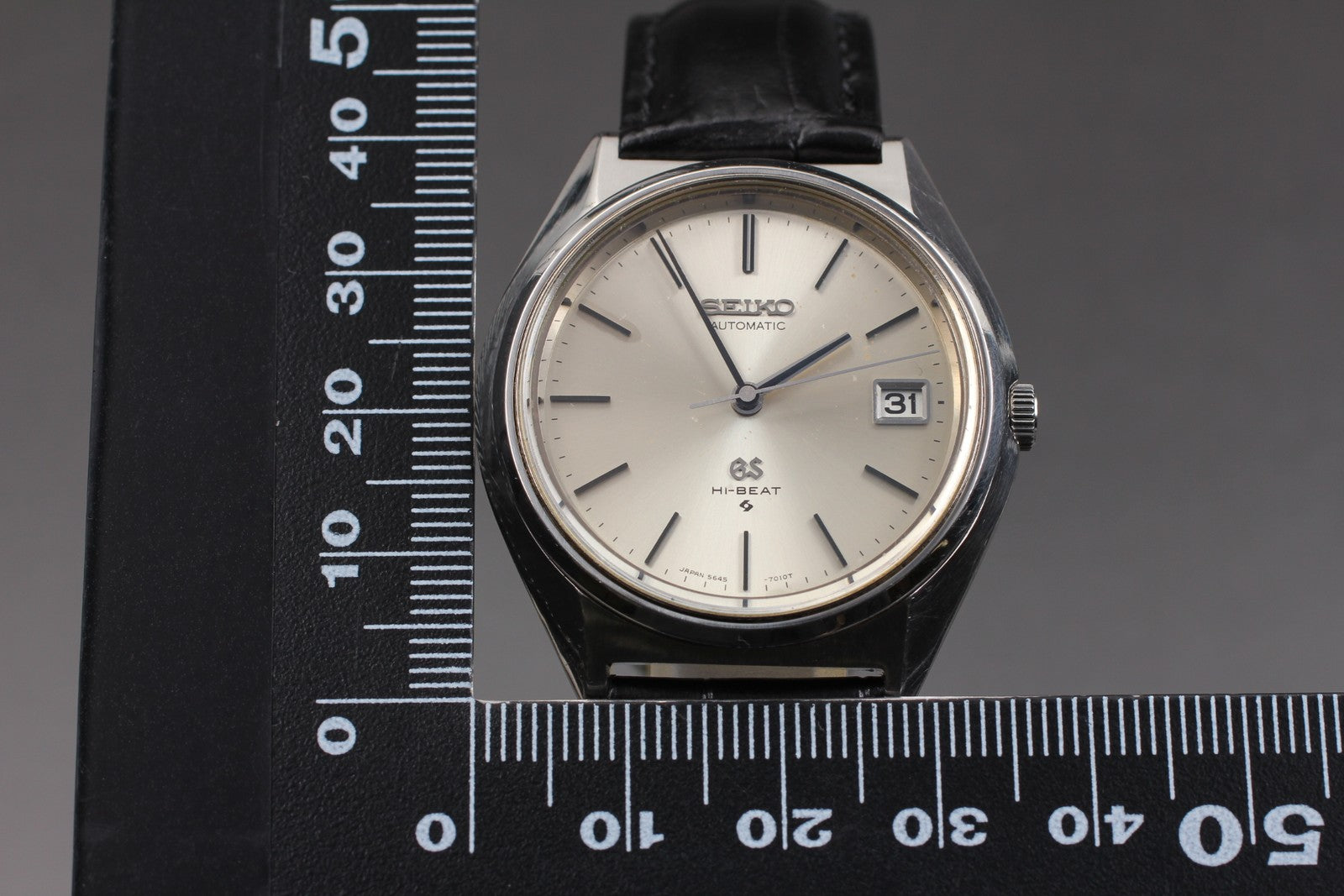 7710400
