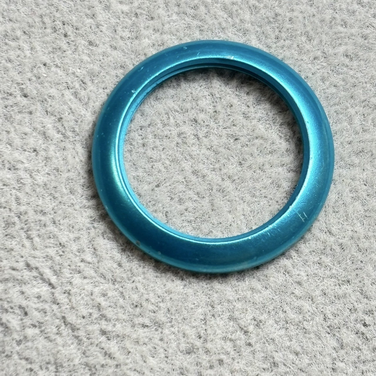 7700556