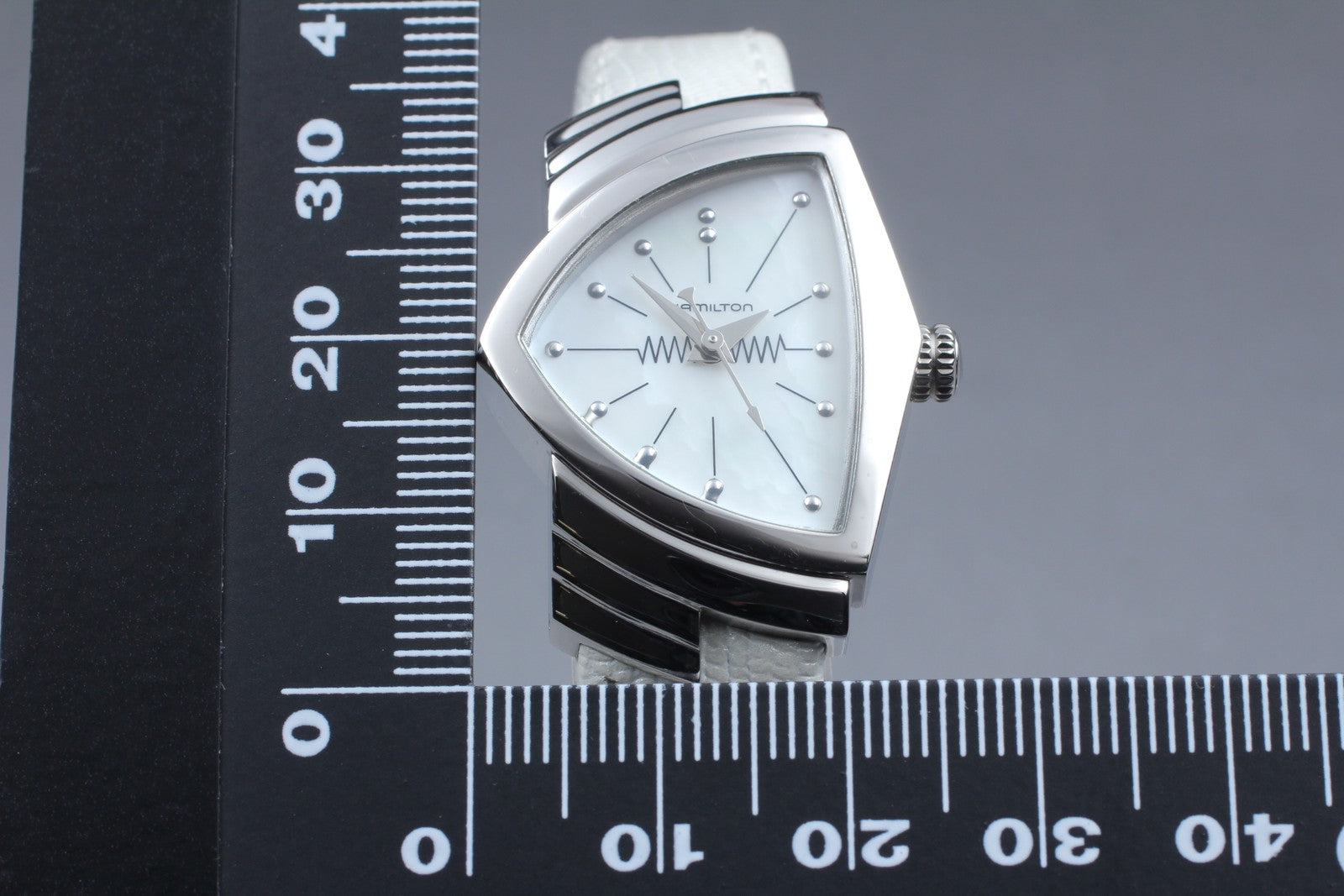 HAMILTON Ventura H242112 White Dial Quartz Women's Watch 25mm JAPAN Box