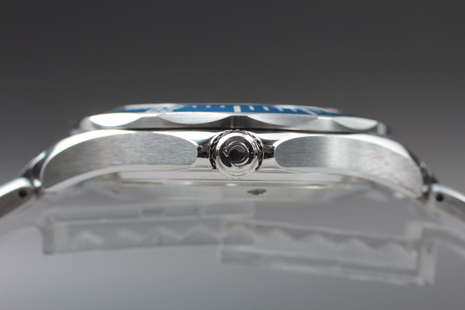New Battery [N MINT- Box] Omega Seamaster Professional 2221.80 Quartz Mens JAPAN