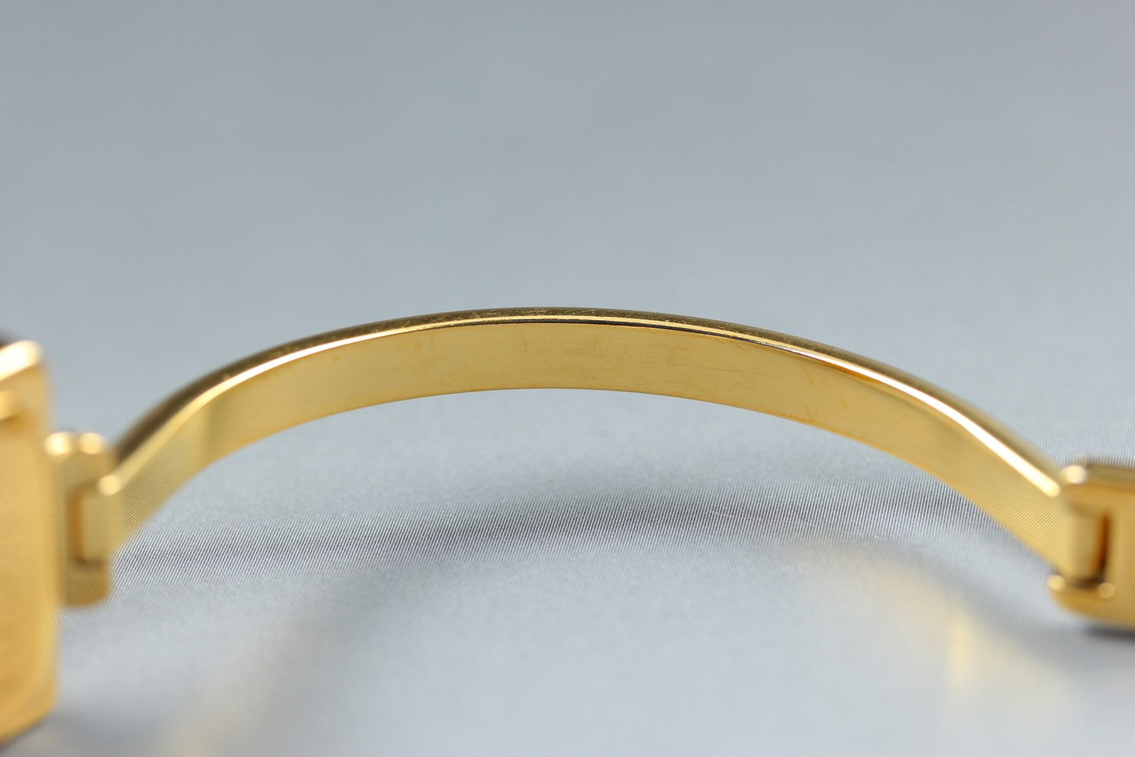 [READ] Vintage GUCCI 1900L Gold Dial 19mm Bangle Woman’s Watch Quartz w/Box