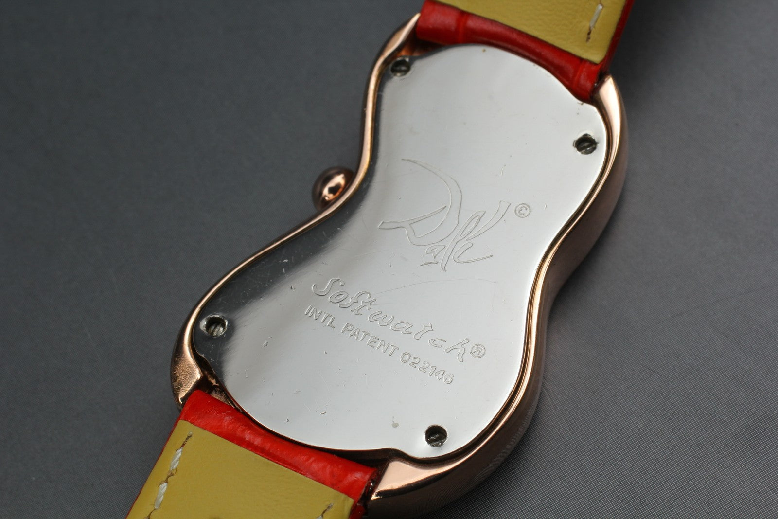 Salvador Dali softwatch 022146 Gold Red 26mm Exaequo Unisex Quartz Watch
