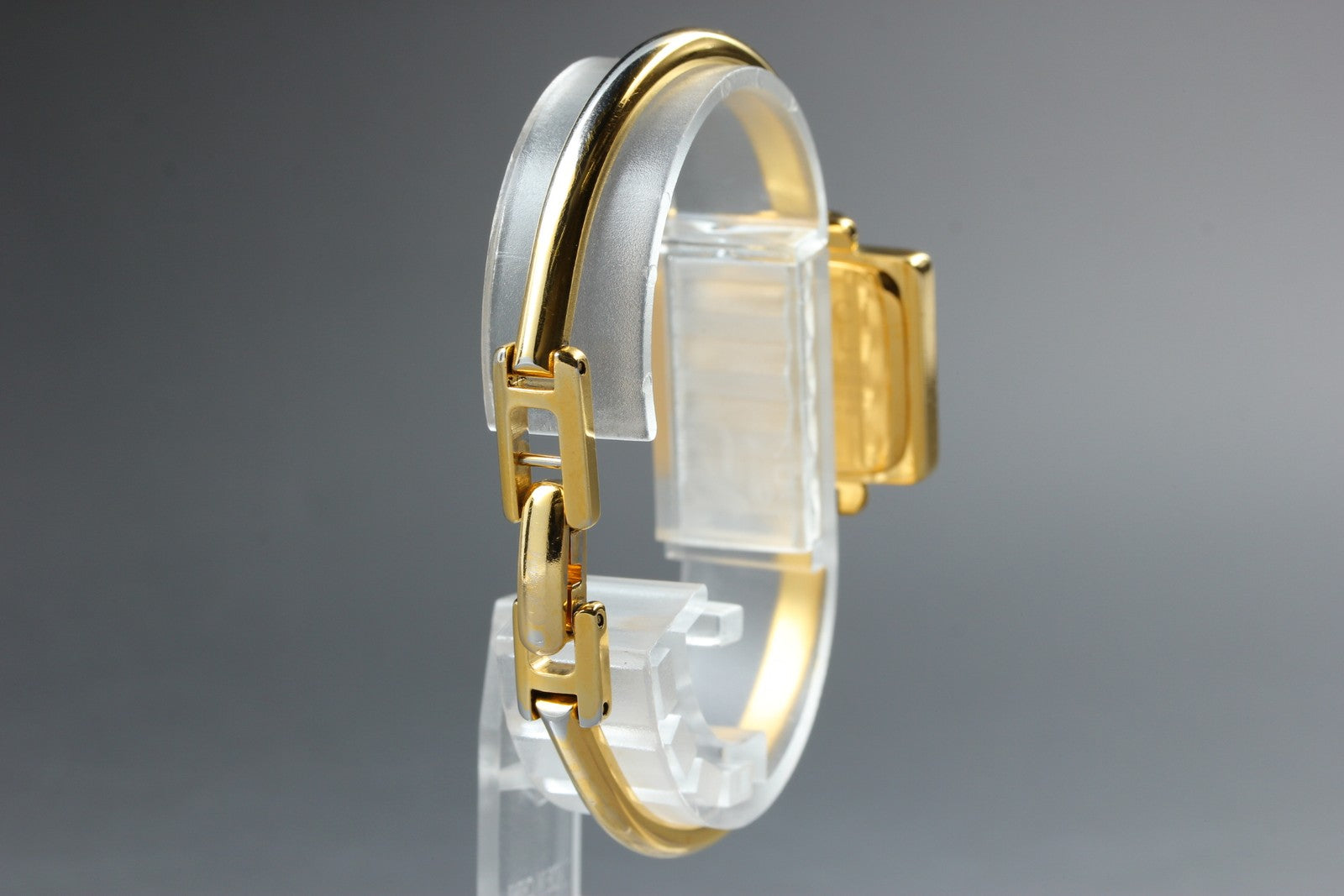 [READ] Vintage GUCCI 1900L Gold Dial 19mm Bangle Woman’s Watch Quartz w/Box