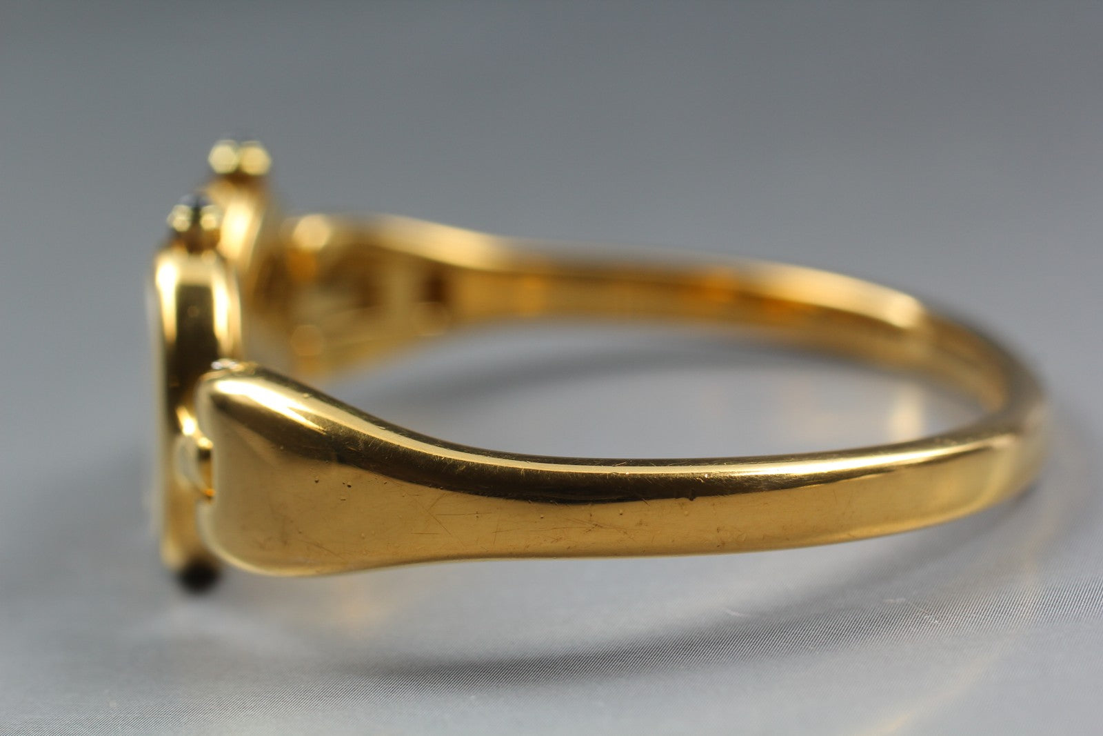 Vintage [Exc+5] FENDI 620L Dual Time Gold White Bangle Women's Quartz Watch