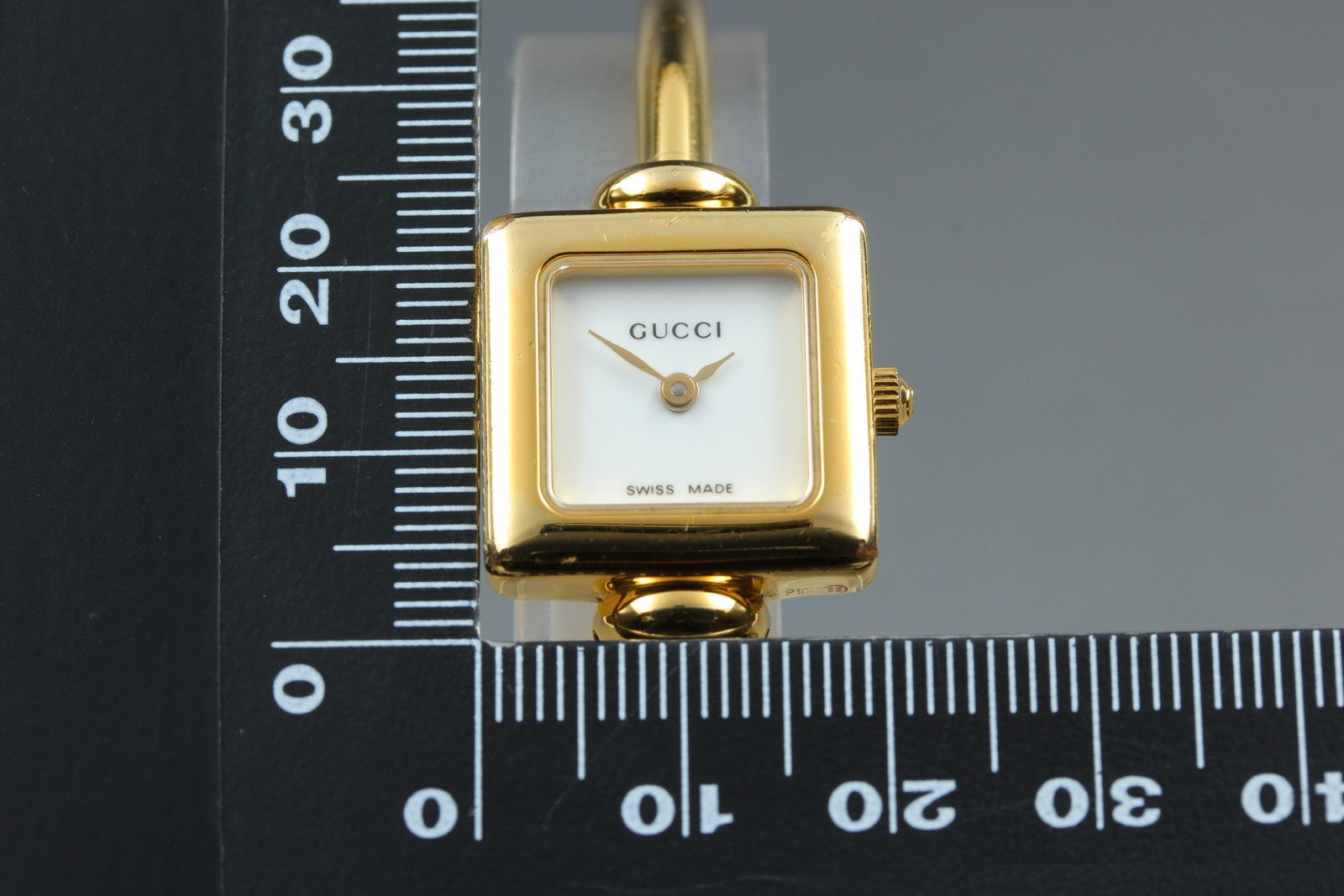 [READ] Vintage GUCCI 1900L Gold Dial 19mm Bangle Woman’s Watch Quartz w/Box