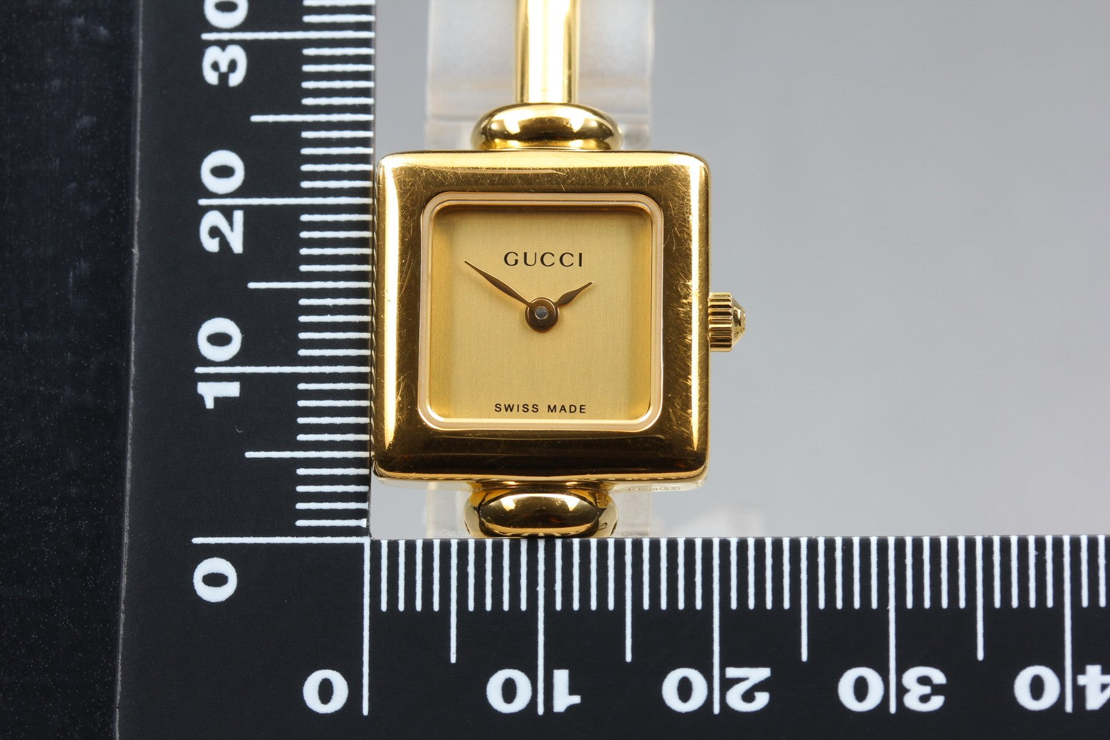 Vintage GUCCI 1900L Gold Dial 19mm Bangle Woman’s Watch Quartz JAPAN [Box]