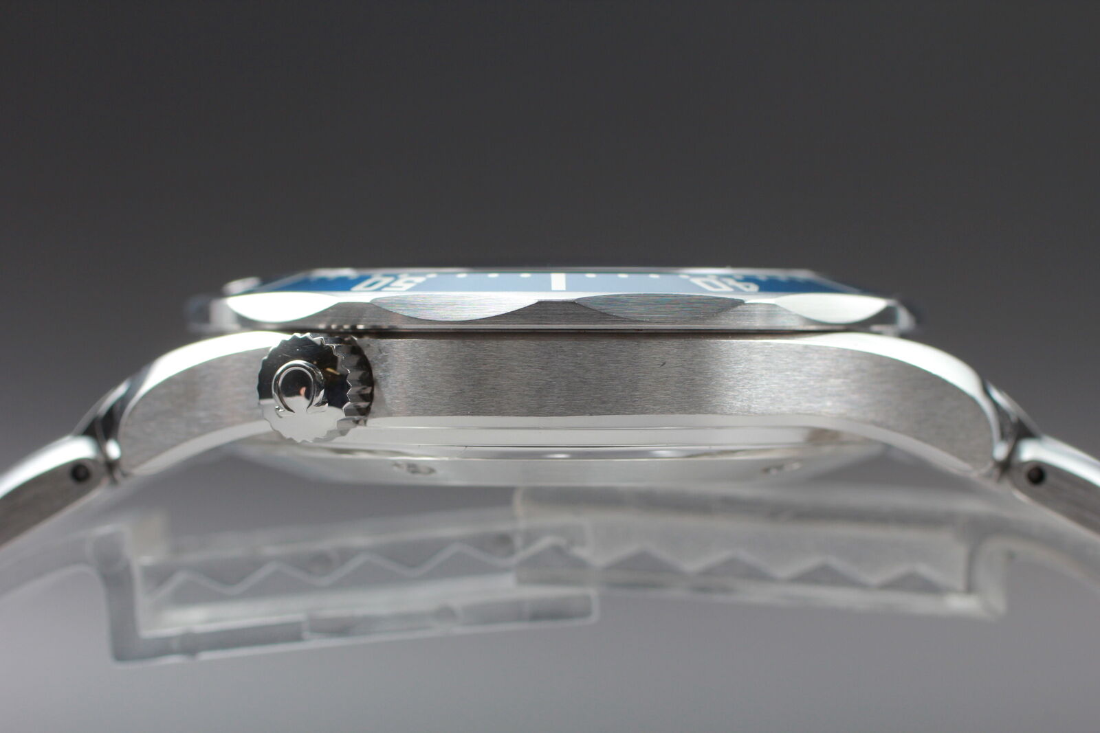 New Battery [N MINT- Box] Omega Seamaster Professional 2221.80 Quartz Mens JAPAN
