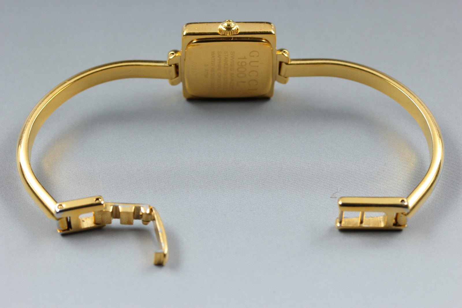 [READ] Vintage GUCCI 1900L Gold Dial 19mm Bangle Woman’s Watch Quartz w/Box