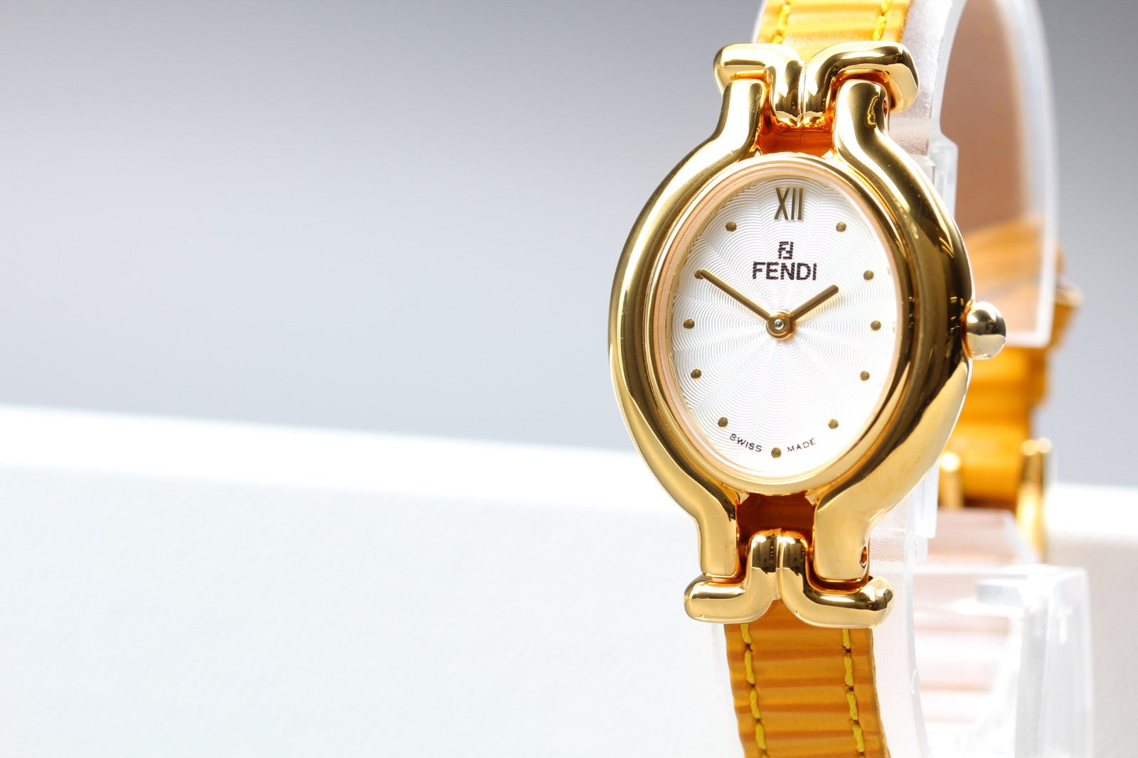 Vintage FENDI 640L Chameleon Change Yellow Belt Gold Women's Quartz Watch
