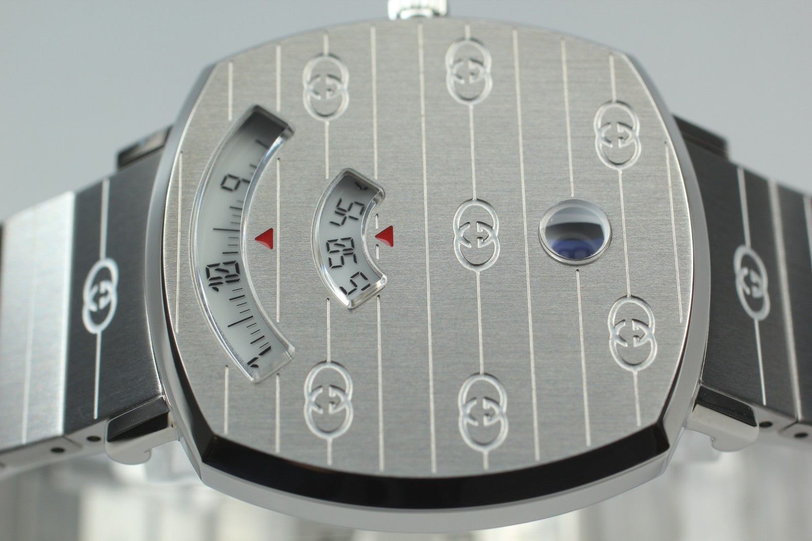 [MINT Box] GUCCI Grip 157.4 Silver 35mm GG Man's Quartz Watch From JAPAN