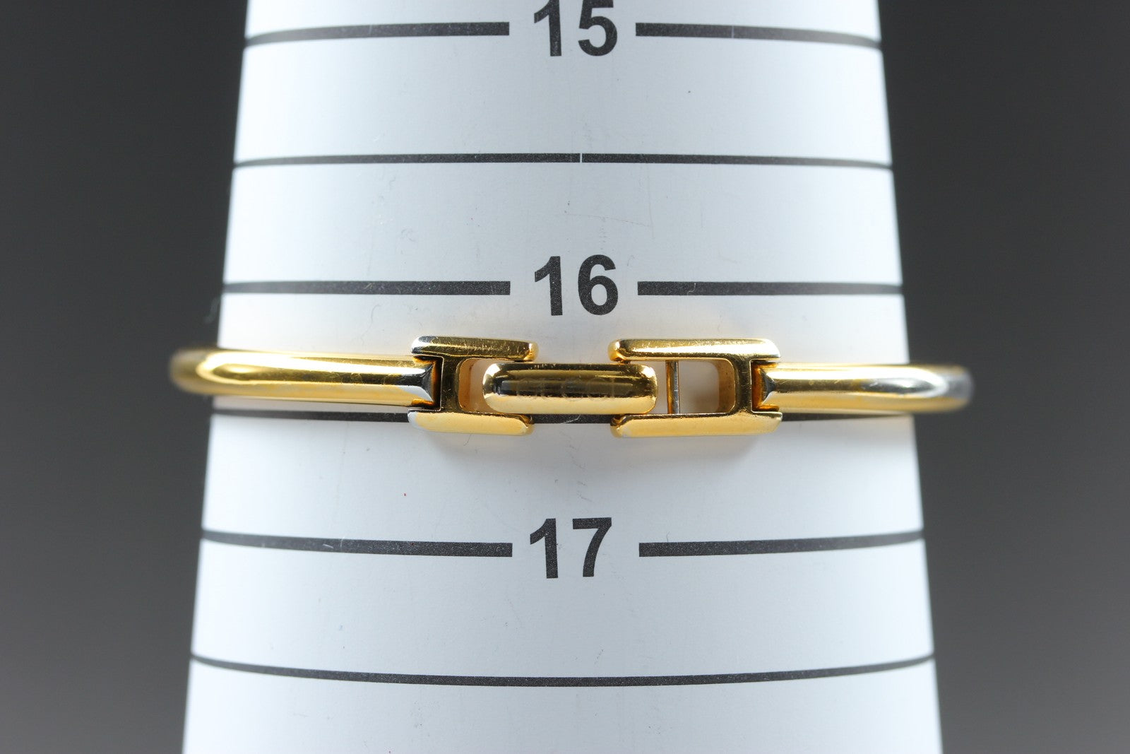 [READ] Vintage GUCCI 1900L Gold Dial 19mm Bangle Woman’s Watch Quartz w/Box