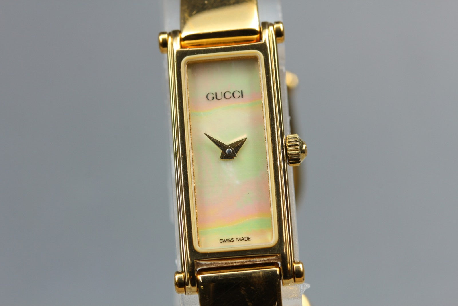 Gucci 1500 Gold Shell Dial 12mm Bangle Women's Quartz Watch Vintage [Box]