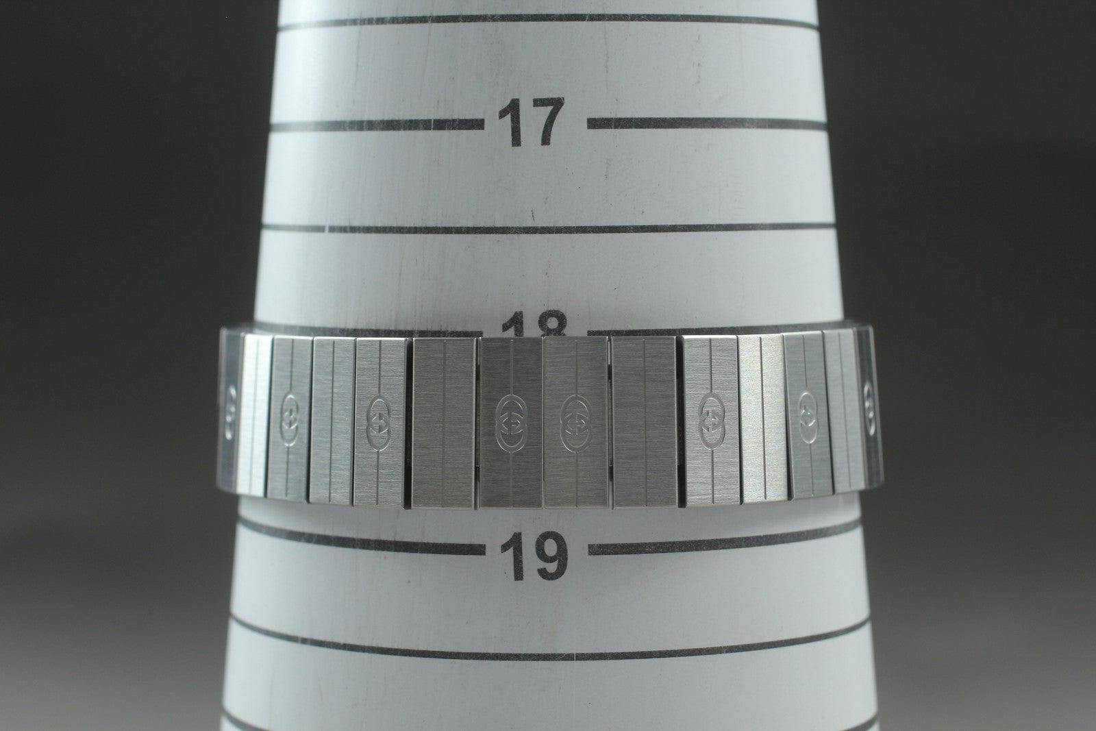 [MINT Box] GUCCI Grip 157.4 Silver 35mm GG Man's Quartz Watch From JAPAN