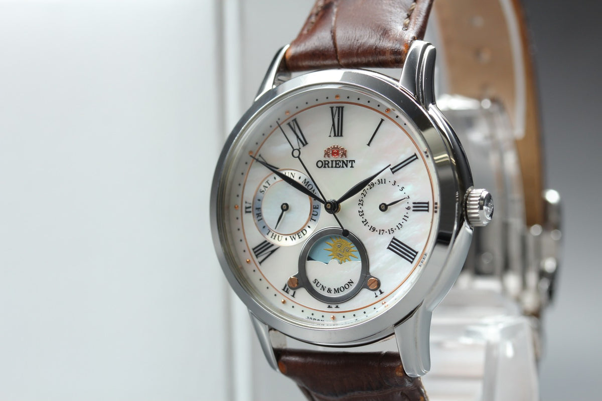 ORIENT Sun & Moon KUE0-UAA0 39mm Day/Date Silver Brown Unisex Watch