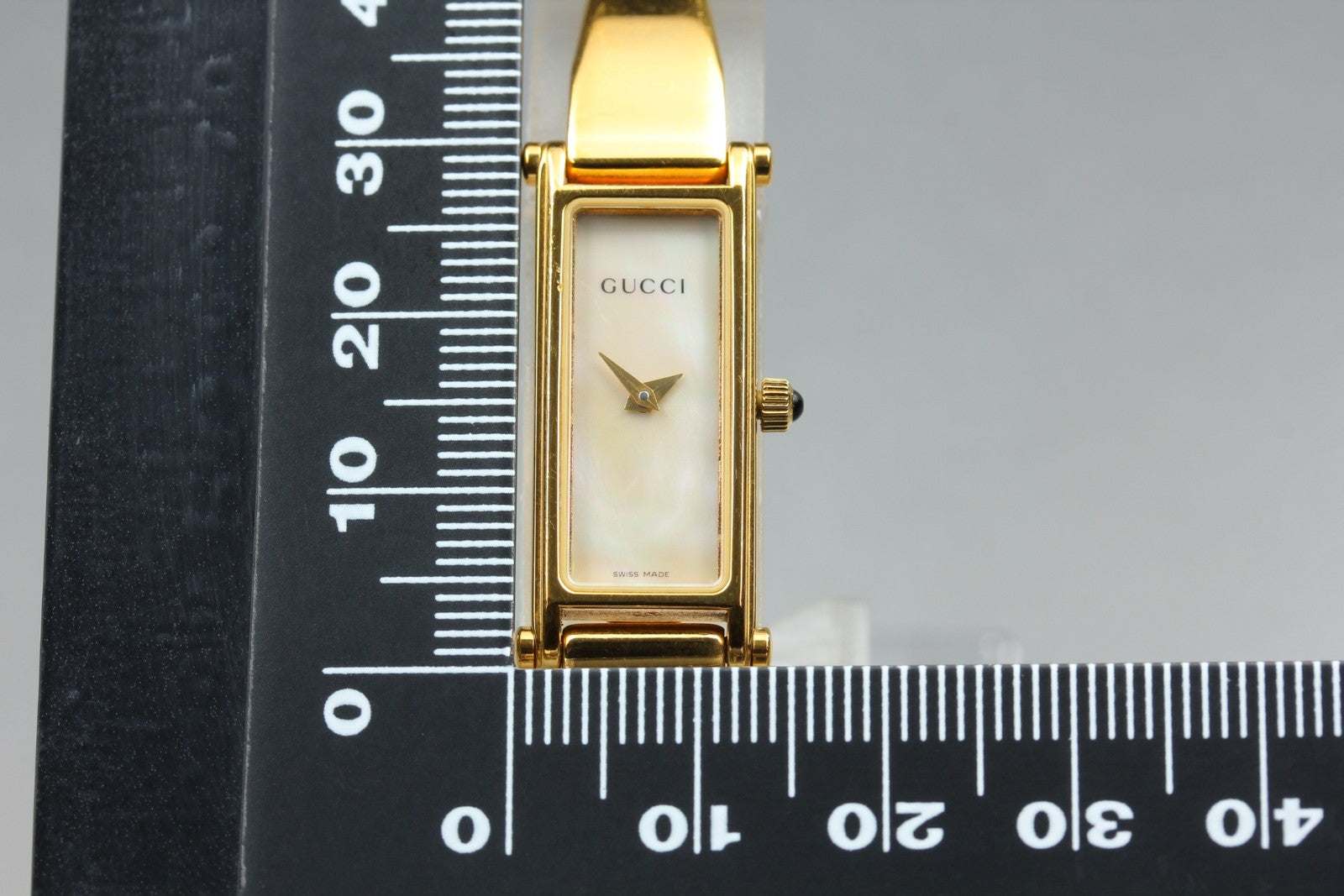 Vintage Gucci 1500 White Shell Gold 12mm Bangle Women's Quartz Watch [w/Box]