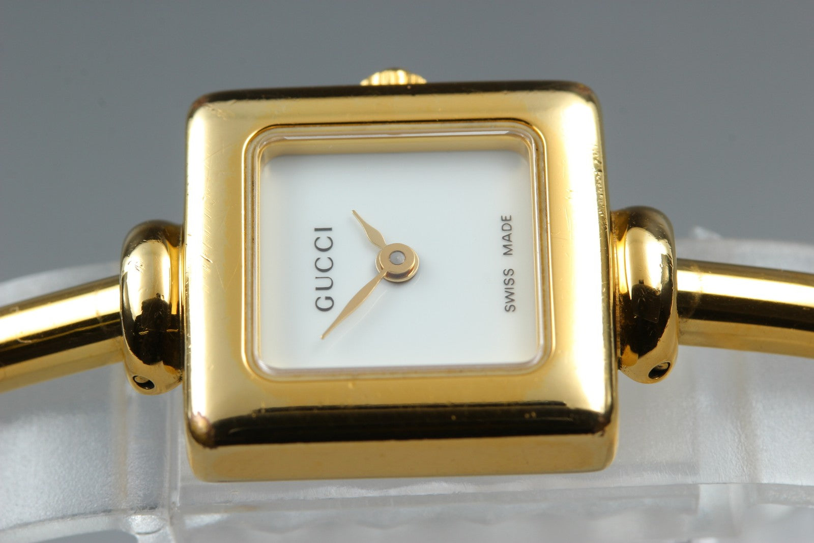 [READ] Vintage GUCCI 1900L Gold Dial 19mm Bangle Woman’s Watch Quartz w/Box