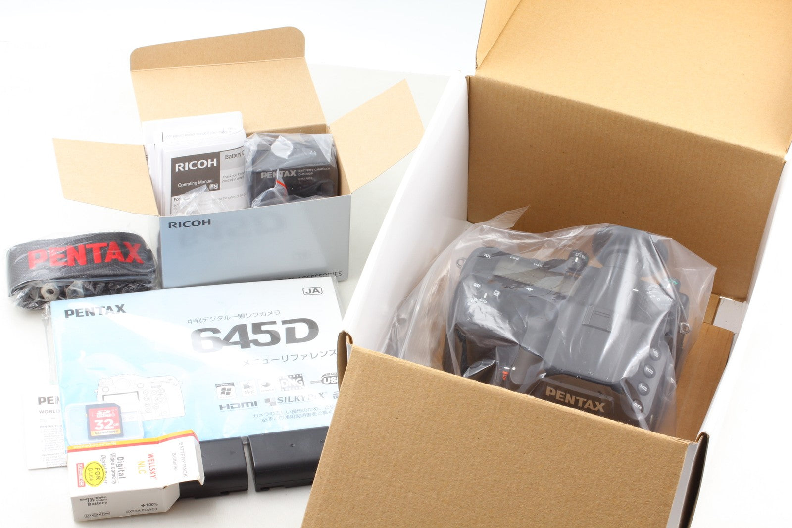 Only 1844 shots / Latest Firmware [MINT] Pentax 645D 40 MP Digital Camera JAPAN