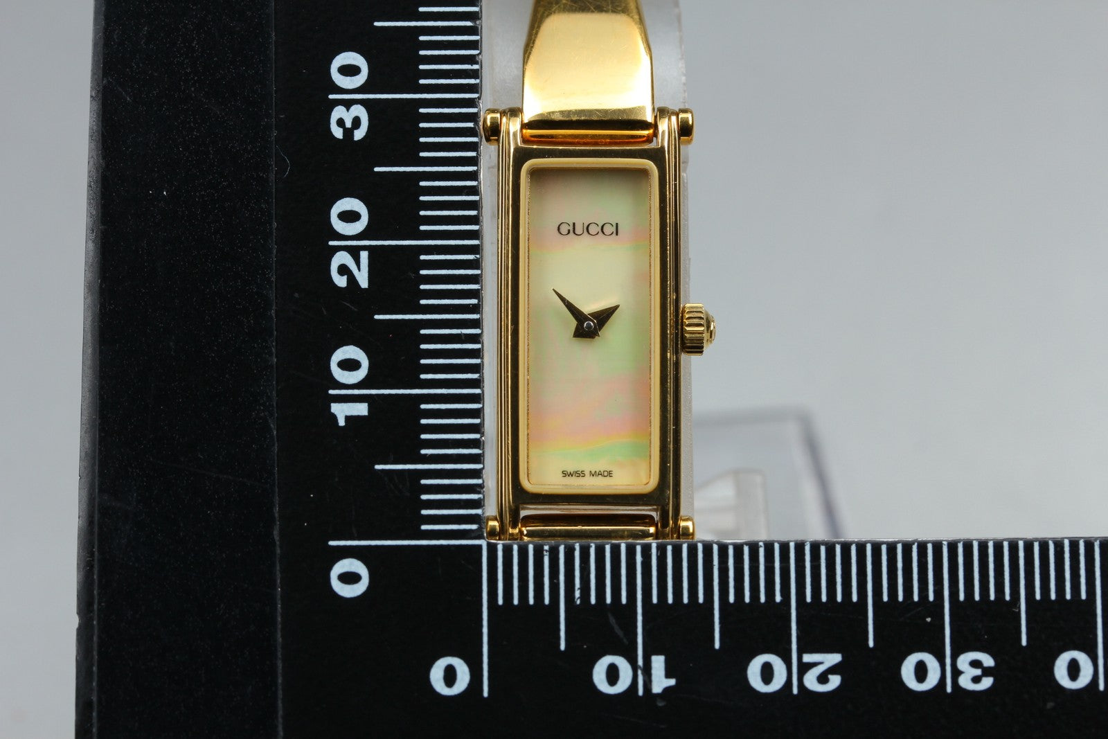 Gucci 1500 Gold Shell Dial 12mm Bangle Women's Quartz Watch Vintage [Box]