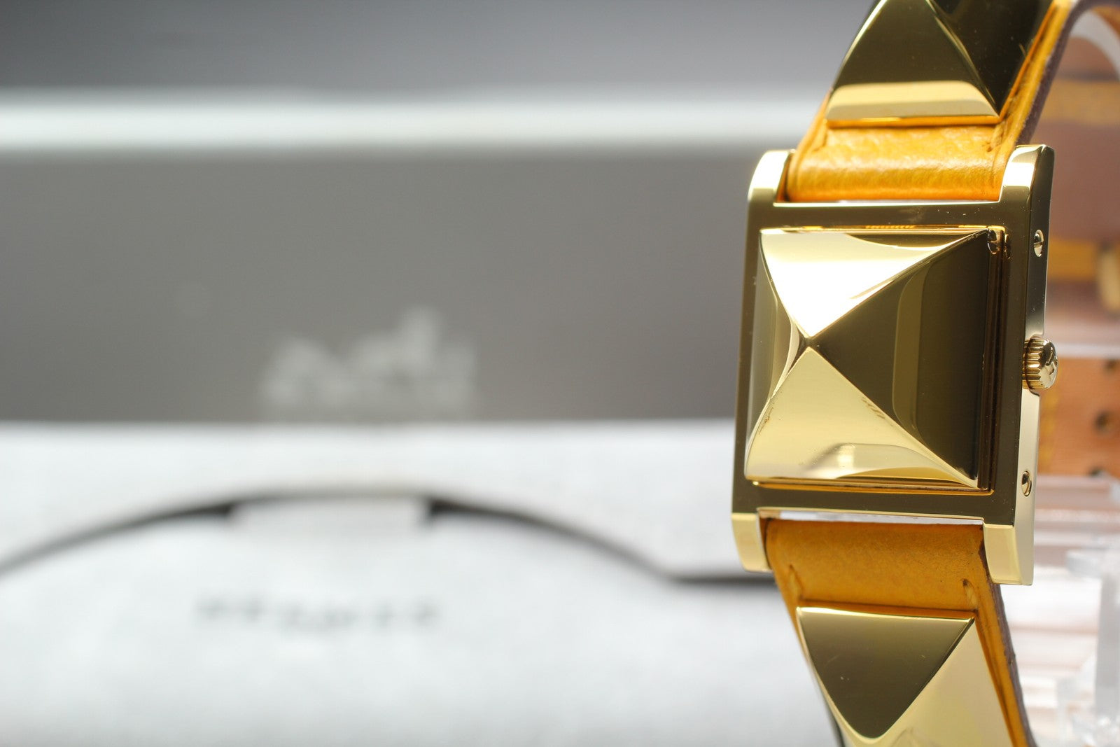 [Near MINT- Box] HERMES Medor Gold Yellow "W" Woman's Quartz Watch From JAPAN