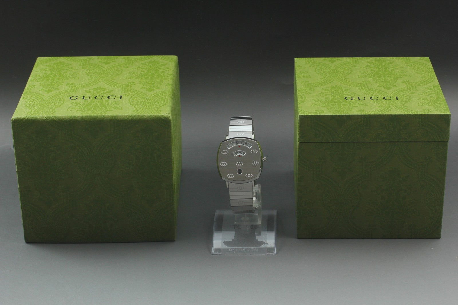 [MINT Box] GUCCI Grip 157.4 Silver 35mm GG Man's Quartz Watch From JAPAN