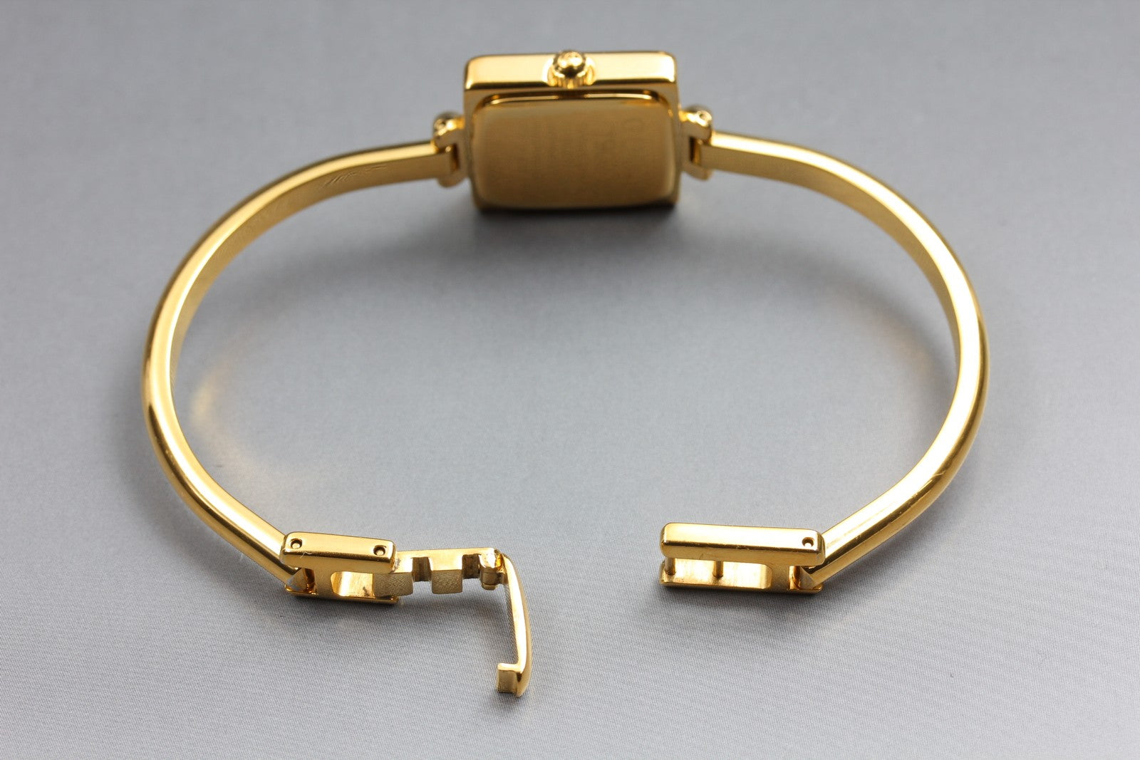 Vintage GUCCI 1900L Gold Dial 19mm Bangle Woman’s Watch Quartz JAPAN [Box]