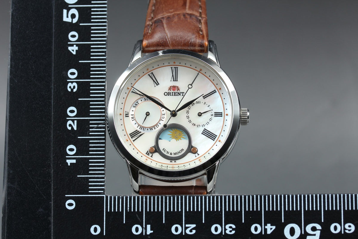 ORIENT Sun & Moon KUE0-UAA0 39mm Day/Date Silver Brown Unisex Watch