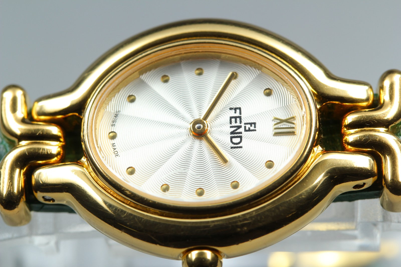FENDI 640L Chameleon Change Green Belt Gold 24mm Women's Quartz Watch Vintage