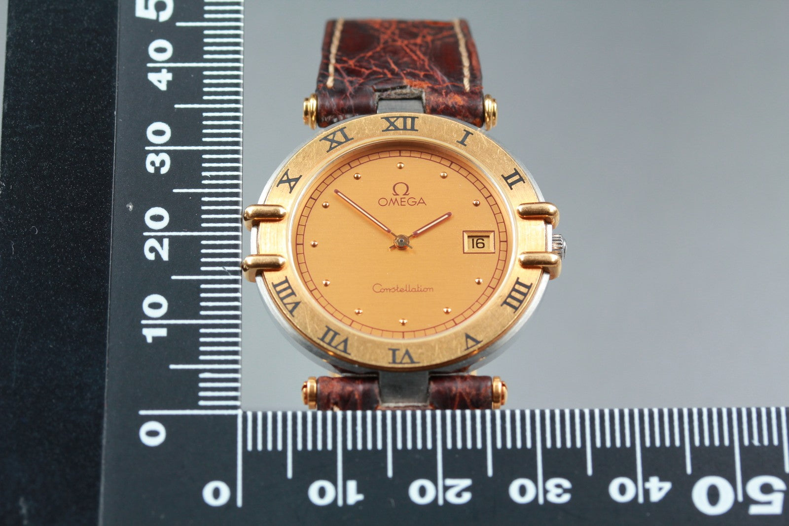 Vintage OMEGA Constellation Cal.1379 Gold Date Quartz Men's Watch 31mm JAPAN