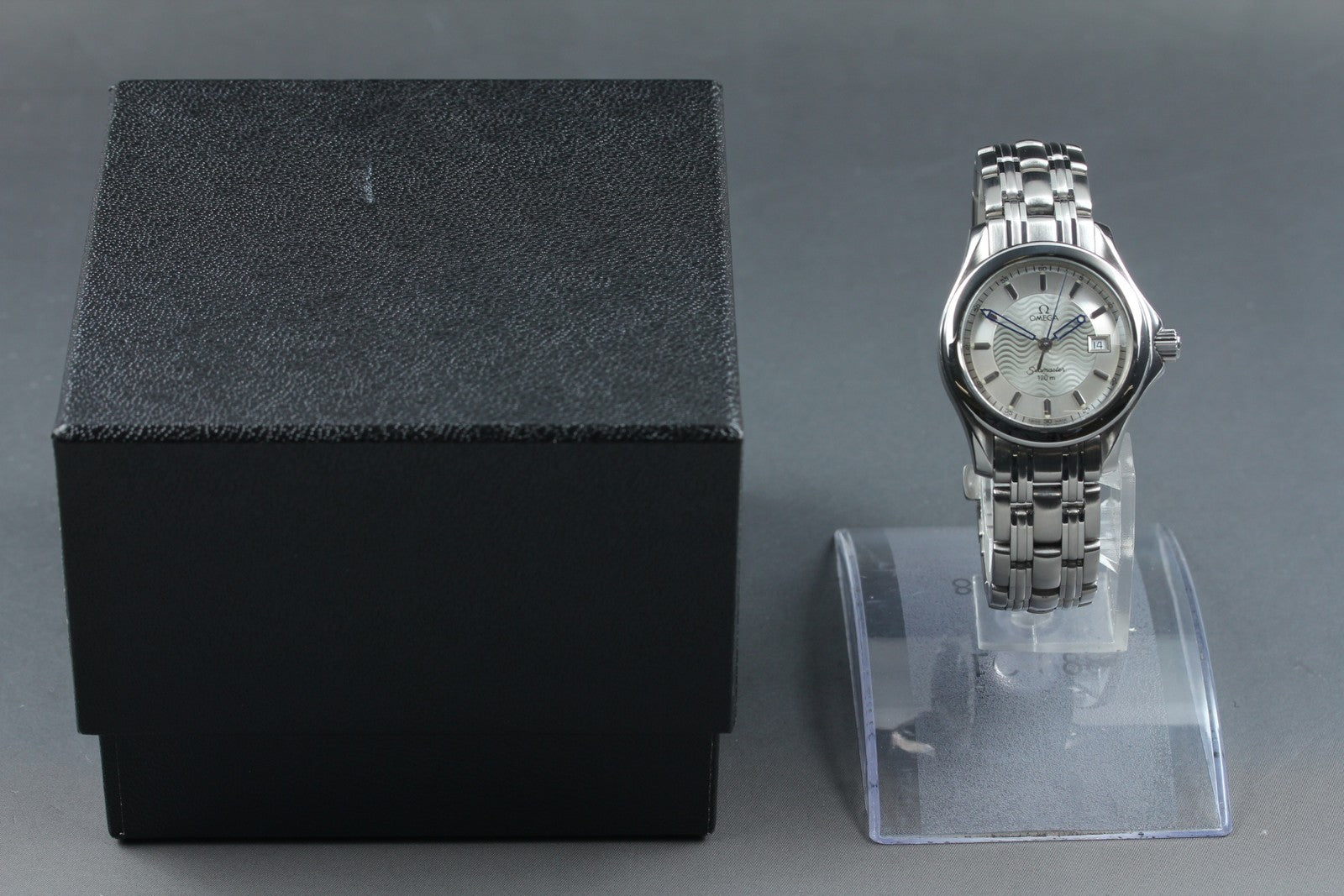 Vintage OMEGA Seamaster 2571.32 Cal.1424 Quartz Silver Women's Watch 28mm JAPAN