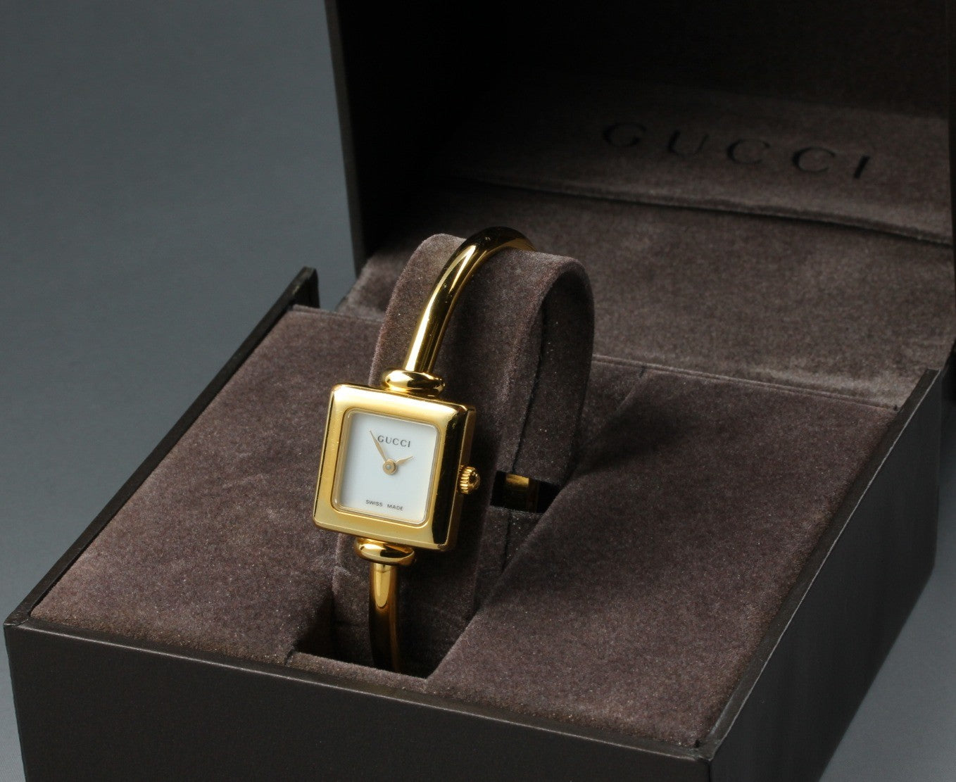 [READ] Vintage GUCCI 1900L Gold Dial 19mm Bangle Woman’s Watch Quartz w/Box