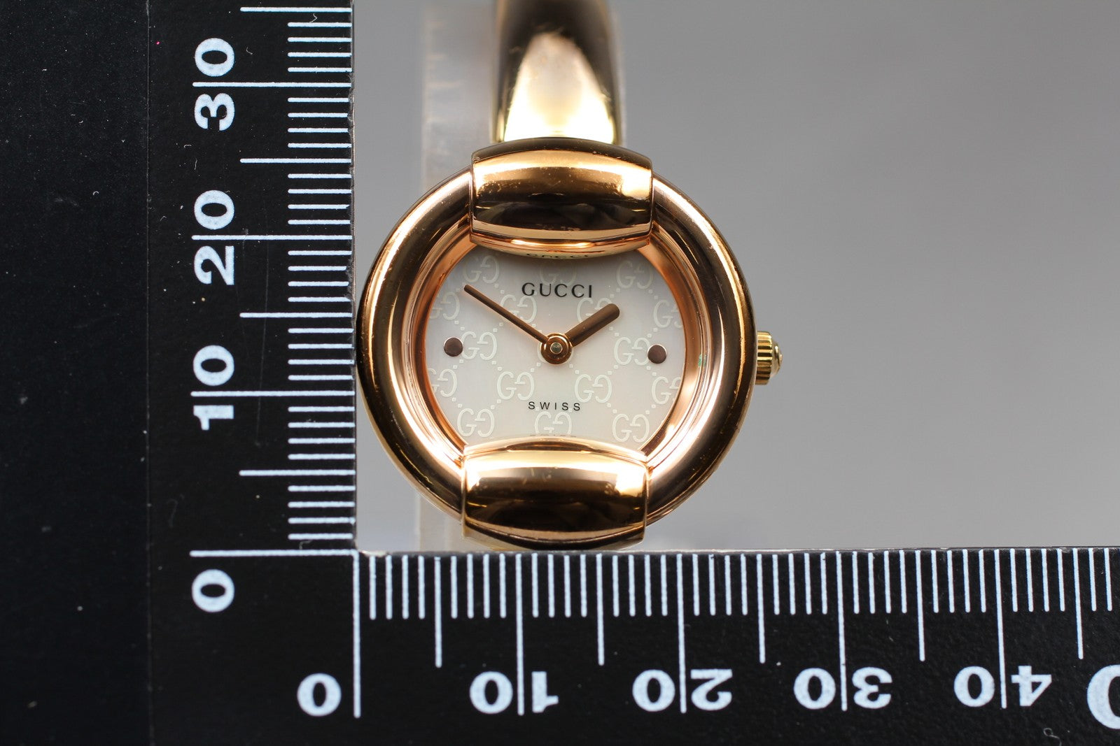 Vintage [Exc+5] GUCCI 1400L White Shell Gold 25mm Women's Quartz Watch JAPAN
