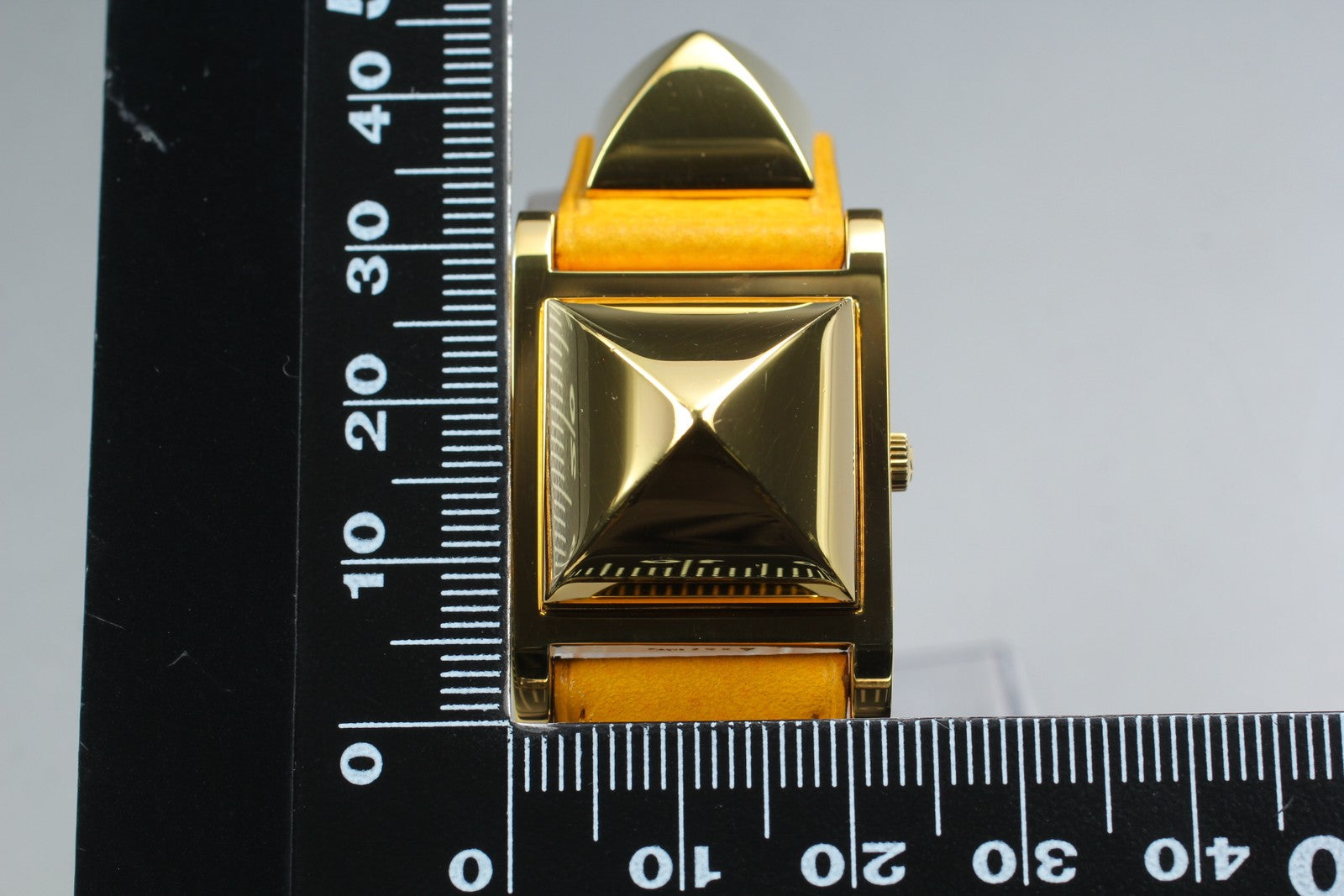 [Near MINT- Box] HERMES Medor Gold Yellow "W" Woman's Quartz Watch From JAPAN